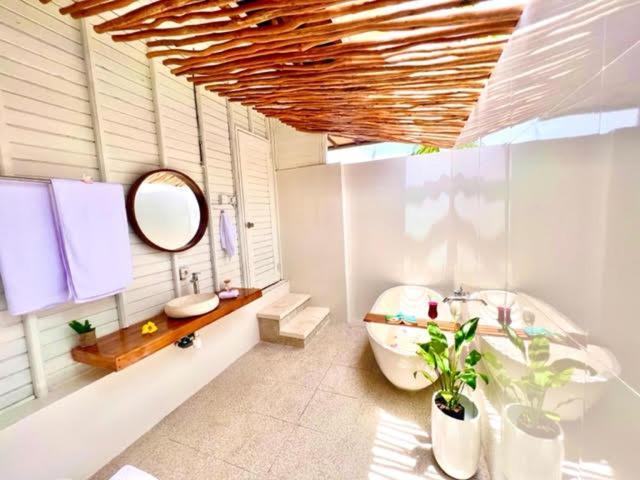 Mista Ceningan'S Beach Bungalows Previously The Kubu 221 レンボンガン島 エクステリア 写真
