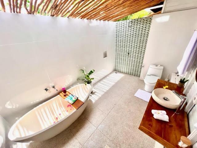 Mista Ceningan'S Beach Bungalows Previously The Kubu 221 レンボンガン島 エクステリア 写真